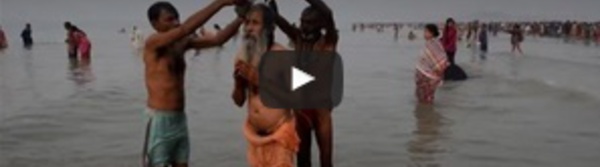 Les pélerins hindous prennent un bain sacré pour Makar Sankranti