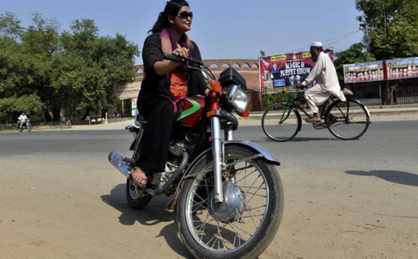 Au Pakistan, une nouvelle génération de conductrices en deux-roues et en camion