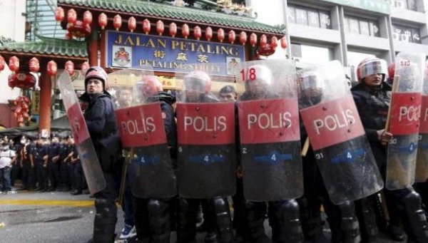 Pour avoir une promo, les policiers malaisiens doivent perdre du poids