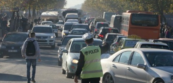Tirana étouffe sous la pollution