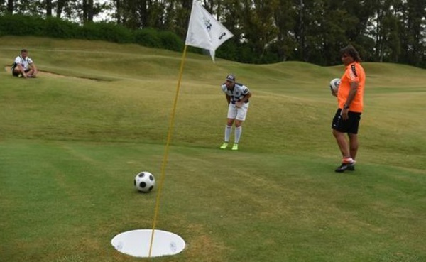 Insolite : Jouer au golf avec les pieds