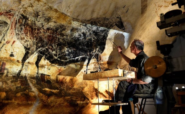 Des artisans français dans la peau de peintres préhistoriques pour ressusciter la grotte de Lascaux