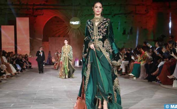Le défilé de la "Caftan Week 2025" célèbre le Sahara marocain