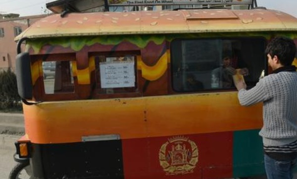 A Kaboul, les "food trucks" aguichent la classe moyenne à coups de hot-dogs