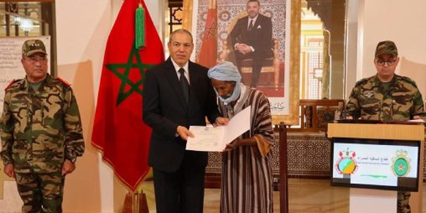 Remise à Laâyoune de certificats de propriété à des ayants-droit des martyrs de la Nation