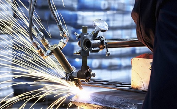 L'industrie en avril 2025 : La production stagne, les ventes augmentent