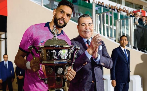 Son Altesse Royale le Prince Moulay Rachid a présidé, dimanche au complexe sportif de Fès, la finale de la Coupe du Trône de football, saison 2023-2024.