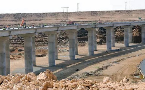 Laâyoune: Les travaux de construction du plus grand viaduc routier au Maroc avancent à un rythme soutenu