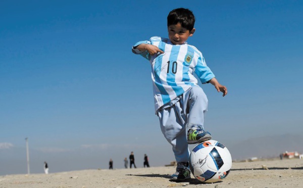 Le “petit Messi” afghan a reçu deux maillots dédicacés de son idole