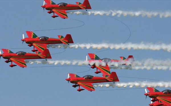Les Forces Armées Royales organisent des shows aériens et des sauts d’exhibition en parachutes