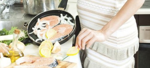 Manger trop de poisson pendant la grossesse augmente le risque d'obésité chez le bébé