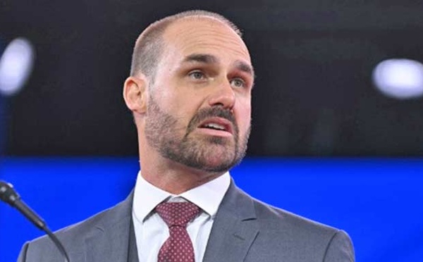 Eduardo Bolsonaro,  instigateur au nom du père