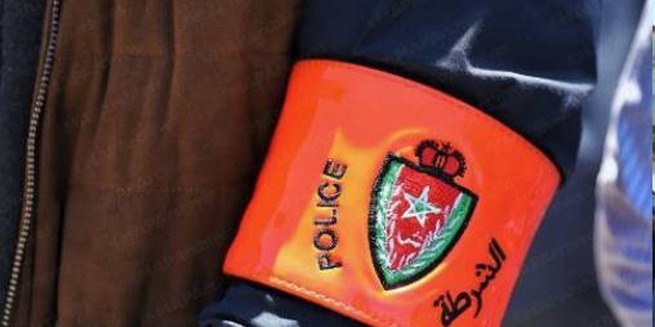 Un inspecteur de police fait usage de son arme de service à Rissani