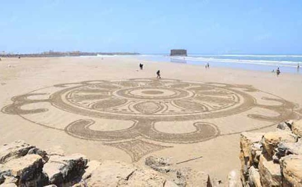 Dessin sur sable : La plage de Tarfaya prend vie sous les traits d'Ali Salem Yara