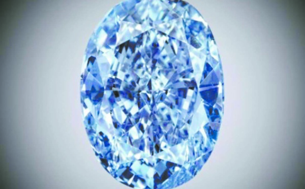 Un rare diamant bleu pourrait battre  des records aux enchères à Hong Kong