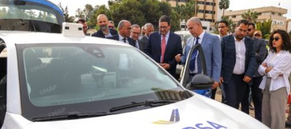 Présentation du modèle de la voiture intelligente "Smart Drive Test" pour les examens d'obtention de permis de conduire