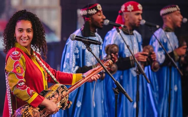 La troupe Gnaoua de Hind Ennaira enflamme la scène du Festival "Le Koweït nous rassemble"