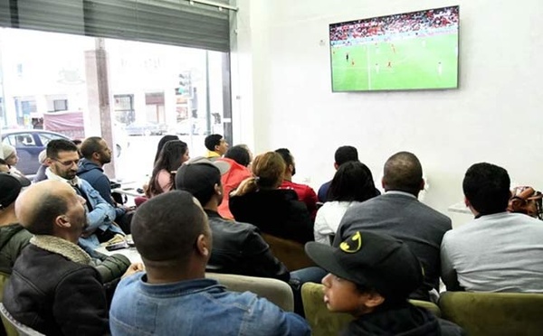 A Salé, les cafés se muent en tribunes spontanées