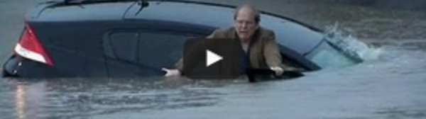 Un automobiliste piégé par les inondations en USA