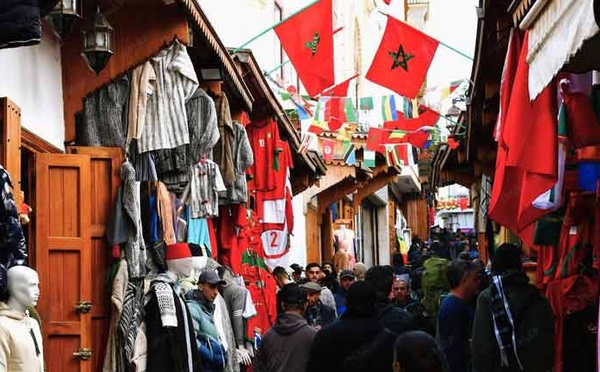 Entre commerce frénétique et célébration des couleurs