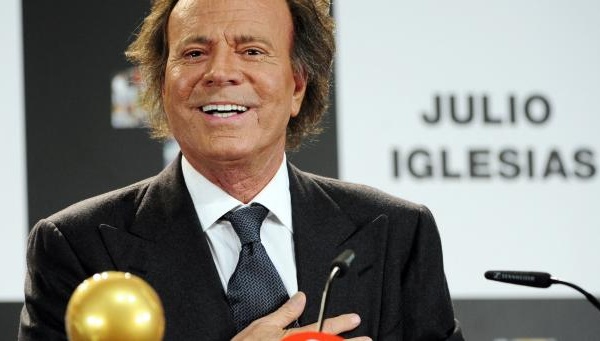Julio Iglesias sort du silence et dément les accusations "absolument fausses" d'ex-employées