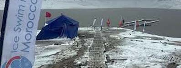 Plus de 80 nageurs défient les eaux froides du Lac Aguelmam Azegza à Khénifra