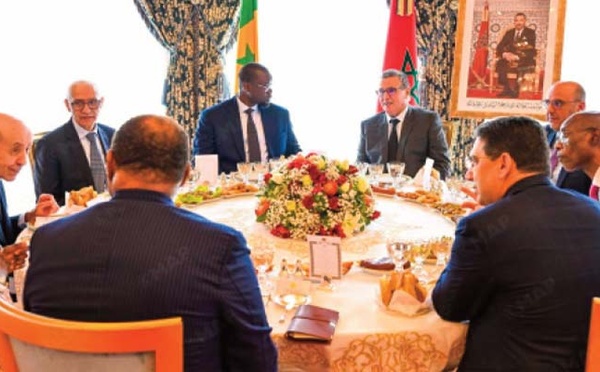 SM le Roi offre un déjeuner en l’honneur du Premier ministre sénégalais et de la délégation l’accompagnant 