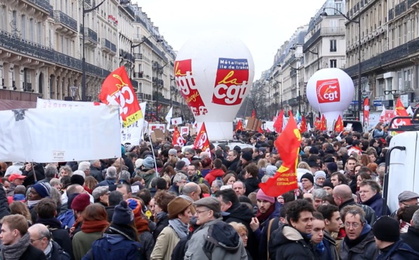 En France, le gouvernement socialiste affaibli impose in extremis sa réforme du travail