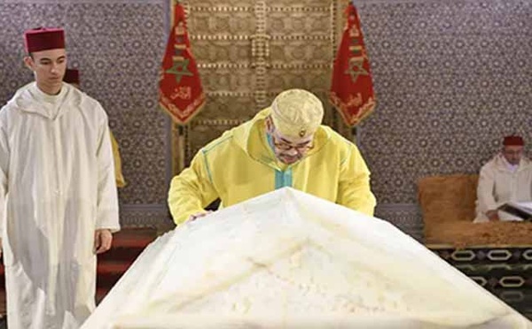 SM le Roi, Amir Al Mouminine, se recueille sur la tombe de Feu SM le Roi Mohammed V
