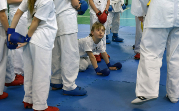 Trisomie et karaté: une école en Ukraine joue l'intégration