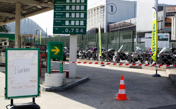 Le gouvernement Valls décidé à mettre fin aux blocages des raffineries et dépôts