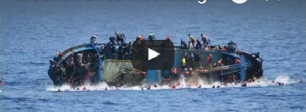 Méditerranée : les images impressionnantes d'un bateau surpeuplé qui chavire au large de la Libye