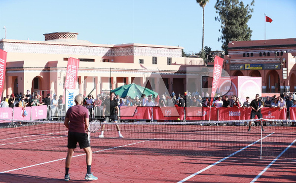 Match d’exhibition sur la Place Jemaa El Fna devant un large public