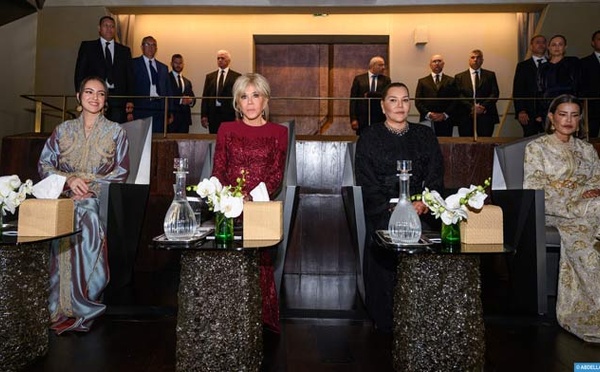 LL.AA.RR les Princesses Lalla Khadija, Lalla Meryem et Lalla Hasnaa, accompagnées de Mme Brigitte Macron, assistent au spectacle d’ouverture du Théâtre Royal de Rabat