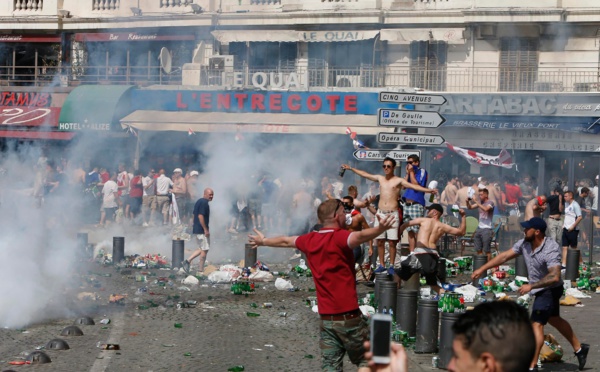 Les hooligans surexcités  gâchent la fête