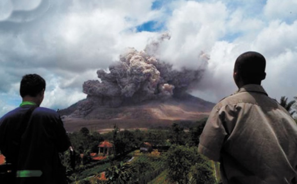 Pour survivre, des Indonésiens deviennent guides touristiques d'un volcan de boue