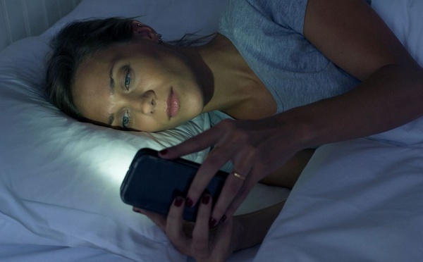 Regarder son smartphone la nuit peut entraîner des cécités temporaires