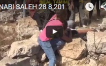 Un soldat israélien armé plaque un enfant pleurant contre un rocher avant d'être assailli par des proches à Nabi Saleh 