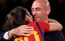 Le baiser forcé de Luis Rubiales à Jenni Hermoso: Pour la procureure, "aucun doute" que le geste était "non consenti" Le baiser forcé de Luis Rubiales à Jenni Hermoso: Pour la procureure, "aucun doute" que le geste était "non consenti"