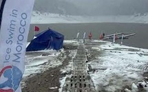 Plus de 80 nageurs défient les eaux froides du Lac Aguelmam Azegza à Khénifra