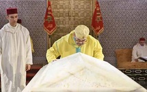 SM le Roi, Amir Al Mouminine, se recueille sur la tombe de Feu SM le Roi Mohammed V